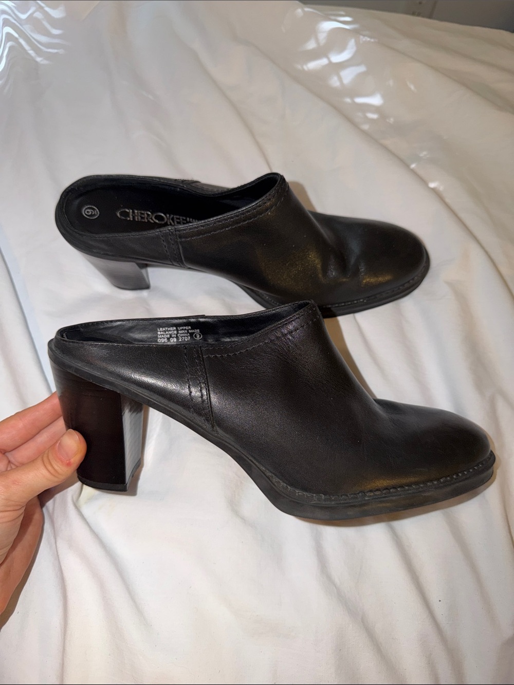 Women’s 9 Cherokee Black Leather Slip-On Mule Heels